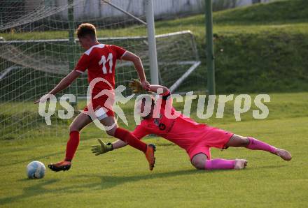 Fussball 2. KLasse D. SG SV Magdalensberg/ASKOE Poggersdorf Youngstars gegen KAC B Juniors. Dominik Ronegger, (Magdalensberg/Poggersdorf),  Lukas Matthias Hausott  (KAC). Poggersdorf, am 25.8.2019.
Foto: Kuess
www.qspictures.net
---
pressefotos, pressefotografie, kuess, qs, qspictures, sport, bild, bilder, bilddatenbank