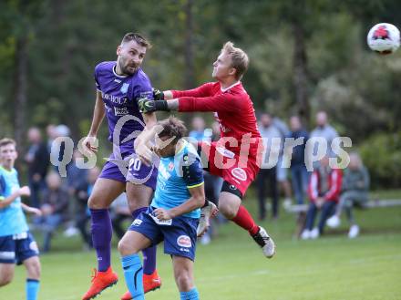 Fussball. 1. Klasse D. Eisenkappel gegem Globasnitz. Edin Avdic (Eisenkappel), Patrick Stefan, Gabriel Motschnig (Globasnitz). Eisenkappel, 21.9.2019.  
Foto: Kuess
www.qspictures.net
---
pressefotos, pressefotografie, kuess, qs, qspictures, sport, bild, bilder, bilddatenbank