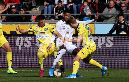 Fussball Bundesliga. RZ Pellets WAC gegen spusu SKN St. Poelten.  Alexander Schmidt, (WAC),  Martin Rasner, Noah Steiner (St. Poelten). Wolfsberg, am 6.10.2019.
Foto: Kuess
www.qspictures.net

---
pressefotos, pressefotografie, kuess, qs, qspictures, sport, bild, bilder, bilddatenbank