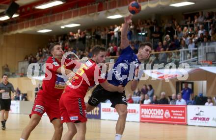 Handball Bundesliga. HLA. SC Kelag Ferlach gegen UHK Krems. Mladan Jovanovic,  (SCF), Marko Simek, Oliver Nikic (Krems). Ferlach, am 28.9.2019.
Foto: Kuess
---
pressefotos, pressefotografie, kuess, qs, qspictures, sport, bild, bilder, bilddatenbank