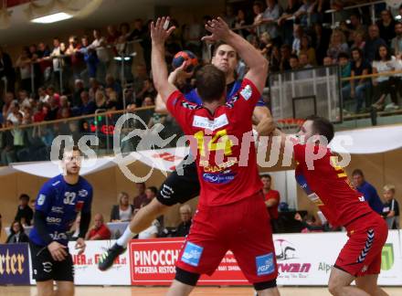 Handball Bundesliga. HLA. SC Kelag Ferlach gegen UHK Krems. Mladan Jovanovic,  (SCF), Fabian Posch (Krems). Ferlach, am 28.9.2019.
Foto: Kuess
---
pressefotos, pressefotografie, kuess, qs, qspictures, sport, bild, bilder, bilddatenbank