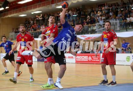 Handball Bundesliga. HLA. SC Kelag Ferlach gegen UHK Krems. Blaz Klec,  (SCF), Gabor Hajdu (Krems). Ferlach, am 28.9.2019.
Foto: Kuess
---
pressefotos, pressefotografie, kuess, qs, qspictures, sport, bild, bilder, bilddatenbank