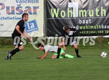 Fussball. 2. Klasse C. Gurk gegen Soerg. Thomas Harald Monay (Gurk), Martin Allmaier, Florian Thomas Friedrich Knierlinger (Soerg). Gurk, 28.9.2019.
Foto: Kuess
www.qspictures.net
---
pressefotos, pressefotografie, kuess, qs, qspictures, sport, bild, bilder, bilddatenbank