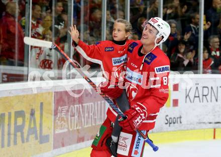 EBEL. Eishockey Bundesliga. KAC gegen	Moser Medical Graz99ers. Nicholas Eric Petersen mit Tochter (KAC). Klagenfurt, am 6.10.2019.
Foto: Kuess
www.qspictures.net

---
pressefotos, pressefotografie, kuess, qs, qspictures, sport, bild, bilder, bilddatenbank