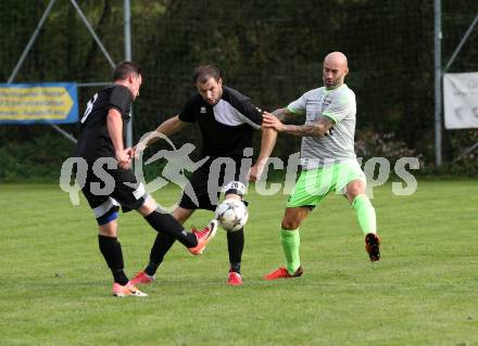 Fussball. 2. Klasse C. Gurk gegen Soerg.  Dragan Sprecakovic (Gurk),  Christoph Pingist, Hajrush Tifeku (Soerg). Gurk, 28.9.2019.
Foto: Kuess
www.qspictures.net
---
pressefotos, pressefotografie, kuess, qs, qspictures, sport, bild, bilder, bilddatenbank