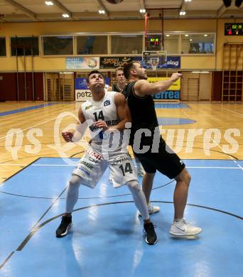 Basketball 2. Bundesliga. Grunddurchgang 4. Runde. Woerthersee Piraten gegen Guessing/Jennersdorf Blackbirds. Maximilian Kunovjanek (Piraten), Christoph Astl (Blackbirds). Klagenfurt, am 12.10.2019.
Foto: Kuess
www.qspictures.net

---
pressefotos, pressefotografie, kuess, qs, qspictures, sport, bild, bilder, bilddatenbank