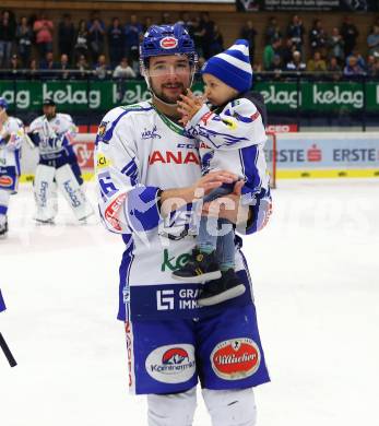 EBEL. Eishockey Bundesliga. EC VSV gegen Moser Medical Graz99ers.   Patrick Spannring mit Sohn (VSV). Villach, am 13.10.2019.
Foto: Kuess
www.qspictures.net
---
pressefotos, pressefotografie, kuess, qs, qspictures, sport, bild, bilder, bilddatenbank