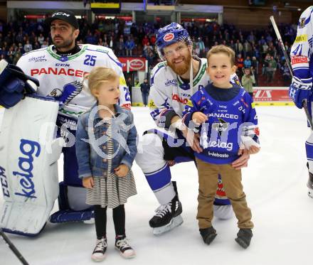 EBEL. Eishockey Bundesliga. EC VSV gegen Moser Medical Graz99ers.   Lukas Schluderbacher, Jamie Fraser mit Kinder (VSV). Villach, am 13.10.2019.
Foto: Kuess
www.qspictures.net
---
pressefotos, pressefotografie, kuess, qs, qspictures, sport, bild, bilder, bilddatenbank
