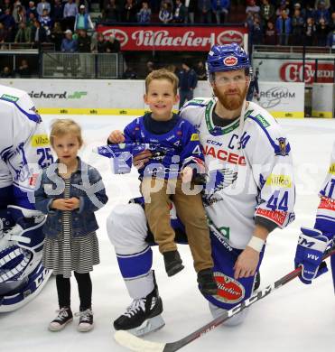 EBEL. Eishockey Bundesliga. EC VSV gegen Moser Medical Graz99ers.   Jamie Fraser mit Kinder (VSV). Villach, am 13.10.2019.
Foto: Kuess
www.qspictures.net
---
pressefotos, pressefotografie, kuess, qs, qspictures, sport, bild, bilder, bilddatenbank