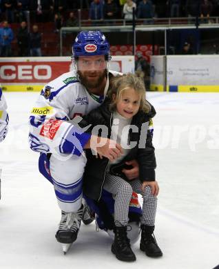 EBEL. Eishockey Bundesliga. EC VSV gegen Moser Medical Graz99ers.   Markus Schlacher mit Tochter (VSV). Villach, am 13.10.2019.
Foto: Kuess
www.qspictures.net
---
pressefotos, pressefotografie, kuess, qs, qspictures, sport, bild, bilder, bilddatenbank
