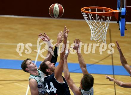Basketball 2. Bundesliga. Grunddurchgang 5. Runde. KOS Celovec gegen BBC Nord Dragonz. Lovro Fizuleto, Andi Smrtnik (KOS Celovec), Fuad Memcic (Nord Dragonz). Klagenfurt, am 19.10.2019.
Foto: Kuess
www.qspictures.net

---
pressefotos, pressefotografie, kuess, qs, qspictures, sport, bild, bilder, bilddatenbank