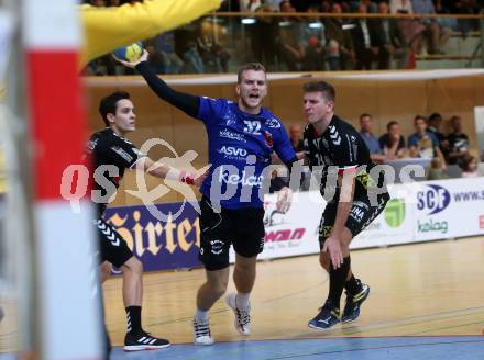 HLA. Handball BUndesliga. SC Kelag Ferlach gegen HSG Remus Baernbach/Koeflach. Matic Kotar,  (SCF), Sebastian Hutecek (Baernbach/Koeflach). Ferlach, am 12.10.2019.
Foto: Kuess
www.qspictures.net

---
pressefotos, pressefotografie, kuess, qs, qspictures, sport, bild, bilder, bilddatenbank