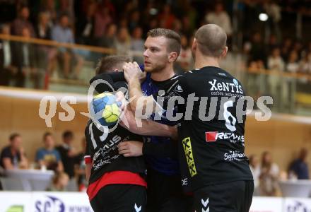 HLA. Handball BUndesliga. SC Kelag Ferlach gegen HSG Remus Baernbach/Koeflach. Matic Kotar (SCF), Sebastian Hutecek, Goran Kolar   (Baernbach/Koeflach). Ferlach, am 12.10.2019.
Foto: Kuess
www.qspictures.net

---
pressefotos, pressefotografie, kuess, qs, qspictures, sport, bild, bilder, bilddatenbank