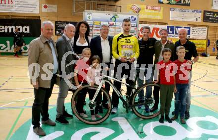 HLA. Handball BUndesliga. SC Kelag Ferlach gegen HSG Remus Baernbach/Koeflach. Buergermeister Ingo Appe, Landeshauptmann Peter Kaiser, Spieler des Abends Florian Striessnig (SCF). Ferlach, am 12.10.2019.
Foto: Kuess
www.qspictures.net

---
pressefotos, pressefotografie, kuess, qs, qspictures, sport, bild, bilder, bilddatenbank