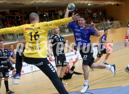 HLA. Handball BUndesliga. SC Kelag Ferlach gegen HSG Remus Baernbach/Koeflach.  Blaz Klec,  (SCF), Jovo Budovic (Baernbach/Koeflach). Ferlach, am 12.10.2019.
Foto: Kuess
www.qspictures.net

---
pressefotos, pressefotografie, kuess, qs, qspictures, sport, bild, bilder, bilddatenbank