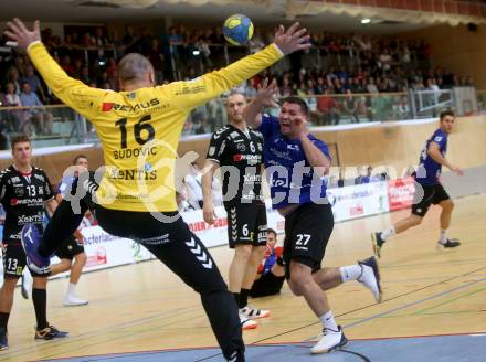 HLA. Handball BUndesliga. SC Kelag Ferlach gegen HSG Remus Baernbach/Koeflach. Blaz Klec,  (SCF), Jovo Budovic (Baernbach/Koeflach). Ferlach, am 12.10.2019.
Foto: Kuess
www.qspictures.net

---
pressefotos, pressefotografie, kuess, qs, qspictures, sport, bild, bilder, bilddatenbank