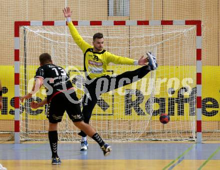HLA. Handball BUndesliga. SC Kelag Ferlach gegen HSG Remus Baernbach/Koeflach. Florian Striessnig,  (SCF), Sebastian Hutecek (Baernbach/Koeflach). Ferlach, am 12.10.2019.
Foto: Kuess
www.qspictures.net

---
pressefotos, pressefotografie, kuess, qs, qspictures, sport, bild, bilder, bilddatenbank