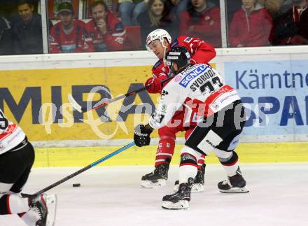 EBEL. Eishockey Bundesliga. KAC gegen	HC Orli Znojmo. Nicholas Petersen,  (KAC), Tomas Svoboda (Znojmo). Klagenfurt, am 25.10.2019.
Foto: Kuess
www.qspictures.net

---
pressefotos, pressefotografie, kuess, qs, qspictures, sport, bild, bilder, bilddatenbank