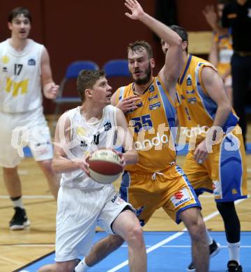Basketball Zweite Liga 2019/2020. Grunddurchgang 8. Runde. Woerthersee Piraten gegen BBU Salzburg. Tevz Ruzic, (Piraten), Luka Mlovac  (Salzburg). Klagenfurt, am 3.11.2019.
Foto: Kuess
www.qspictures.net

---
pressefotos, pressefotografie, kuess, qs, qspictures, sport, bild, bilder, bilddatenbank