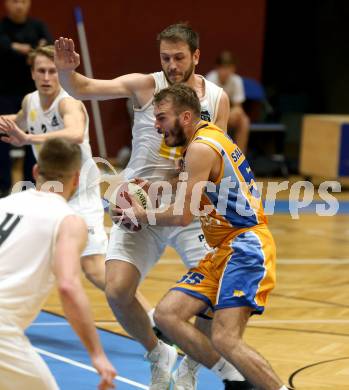 Basketball Zweite Liga 2019/2020. Grunddurchgang 8. Runde. Woerthersee Piraten gegen BBU Salzburg. Maximilian Kunovjanek,  (Piraten), Luka Mlovac (Salzburg). Klagenfurt, am 3.11.2019.
Foto: Kuess
www.qspictures.net

---
pressefotos, pressefotografie, kuess, qs, qspictures, sport, bild, bilder, bilddatenbank