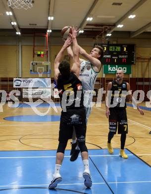 Basketball Zweite Liga 2019/2020. Grunddurchgang 9. Runde. KOS Celovec gegen  Guessing/Jennersdorf Blackbirds 	.  Andi Smrtnik, (KOS Celovec),  Sebastian Koch (Blackbirds). Klagenfurt, am 9.11.2019.
Foto: Kuess
www.qspictures.net

---
pressefotos, pressefotografie, kuess, qs, qspictures, sport, bild, bilder, bilddatenbank