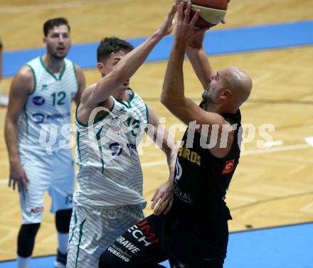Basketball Zweite Liga 2019/2020. Grunddurchgang 9. Runde. KOS Celovec gegen  Guessing/Jennersdorf Blackbirds 	.  Riad Dzigal,  (KOS Celovec),  Marko Moric (Blackbirds). Klagenfurt, am 9.11.2019.
Foto: Kuess
www.qspictures.net

---
pressefotos, pressefotografie, kuess, qs, qspictures, sport, bild, bilder, bilddatenbank