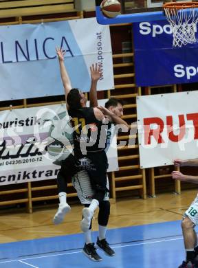 Basketball Zweite Liga 2019/2020. Grunddurchgang 9. Runde. KOS Celovec gegen  Guessing/Jennersdorf Blackbirds 	.  Tiso Cvetkovic,  (KOS Celovec),  Thomas Linzer (Blackbirds). Klagenfurt, am 9.11.2019.
Foto: Kuess
www.qspictures.net

---
pressefotos, pressefotografie, kuess, qs, qspictures, sport, bild, bilder, bilddatenbank