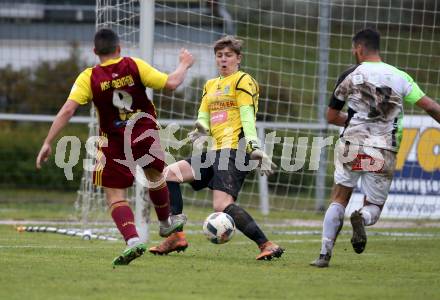 Fussball Unterliga West. Radenthein gegen Lienz.  Matic Volcic (Radenthein),  Christian Jonas Tschojer, Christopher Granig (Lienz). Radenthein, am 2.11.2019.
Foto: Kuess
www.qspictures.net

---
pressefotos, pressefotografie, kuess, qs, qspictures, sport, bild, bilder, bilddatenbank