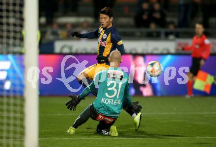 Fussball Bundesliga. RZ Pellets WAC gegen FC Red Bull Salzburg.  Alexander Kofler,  (WAC),  Hee Chan Hwang (Salzburg). Wolfsberg, am 10.11.2019.
Foto: Kuess
www.qspictures.net

---
pressefotos, pressefotografie, kuess, qs, qspictures, sport, bild, bilder, bilddatenbank
