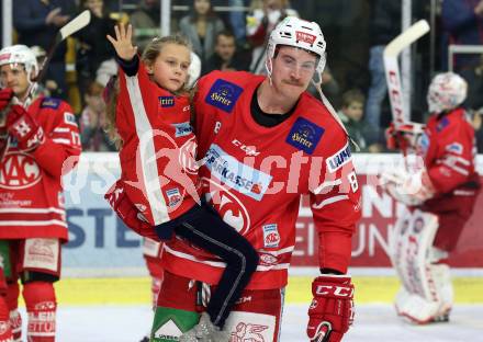 EBEL. Eishockey Bundesliga. KAC gegen	Vienna Capitals.  Nicholas Eric Petersen mit Tochter Kayla (KAC). Klagenfurt, am 15.11.2019.
Foto: Kuess
www.qspictures.net

---
pressefotos, pressefotografie, kuess, qs, qspictures, sport, bild, bilder, bilddatenbank