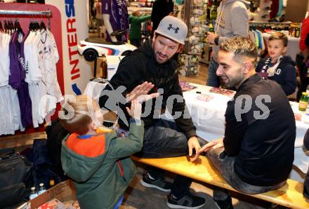 Fussball 2. Liga. Autogrammstunde SK Austria Klagenfurt.  Sandro Zakany, Okan Aydin. Intersport Klagenfurt, am 15.11.2019.
Foto: Kuess
---
pressefotos, pressefotografie, kuess, qs, qspictures, sport, bild, bilder, bilddatenbank