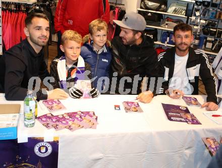 Fussball 2. Liga. Autogrammstunde SK Austria Klagenfurt. Okan Aydin, Sandro Zakany, Philipp Huetter. Intersport Klagenfurt, am 15.11.2019.
Foto: Kuess
---
pressefotos, pressefotografie, kuess, qs, qspictures, sport, bild, bilder, bilddatenbank
