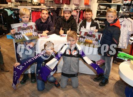 Fussball 2. Liga. Autogrammstunde SK Austria Klagenfurt. Okan Aydin, Sandro Zakany, Philipp Huetter. Intersport Klagenfurt, am 15.11.2019.
Foto: Kuess
---
pressefotos, pressefotografie, kuess, qs, qspictures, sport, bild, bilder, bilddatenbank