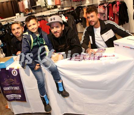 Fussball 2. Liga. Autogrammstunde SK Austria Klagenfurt. Okan Aydin, Sandro Zakany, Philipp Huetter. Intersport Klagenfurt, am 15.11.2019.
Foto: Kuess
---
pressefotos, pressefotografie, kuess, qs, qspictures, sport, bild, bilder, bilddatenbank