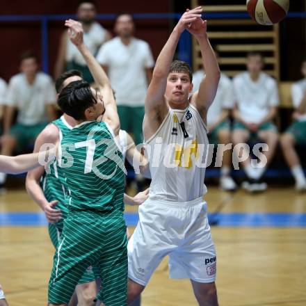 Basketball Zweite Liga 2019/2020. Grunddurchgang 8. Runde. Woerthersee Piraten gegen KOS Celovec. Tevz Ruzic (Piraten), Volkan Oezdemir (KOS Celovec). Klagenfurt, am 16.11.2019.
Foto: Kuess
www.qspictures.net

---
pressefotos, pressefotografie, kuess, qs, qspictures, sport, bild, bilder, bilddatenbank