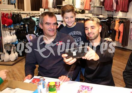 Fussball 2. Liga. Autogrammstunde SK Austria Klagenfurt. Trainer Robert Micheu, Okan Aydin. Intersport Klagenfurt, am 15.11.2019.
Foto: Kuess
---
pressefotos, pressefotografie, kuess, qs, qspictures, sport, bild, bilder, bilddatenbank