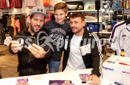 Fussball 2. Liga. Autogrammstunde SK Austria Klagenfurt. Sandro Zakany, Philipp Huetter. Intersport Klagenfurt, am 15.11.2019.
Foto: Kuess
---
pressefotos, pressefotografie, kuess, qs, qspictures, sport, bild, bilder, bilddatenbank