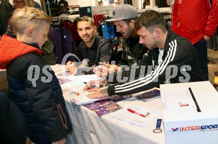 Fussball 2. Liga. Autogrammstunde SK Austria Klagenfurt. Okan Aydin, Sandro Zakany, Philipp Huetter. Intersport Klagenfurt, am 15.11.2019.
Foto: Kuess
---
pressefotos, pressefotografie, kuess, qs, qspictures, sport, bild, bilder, bilddatenbank