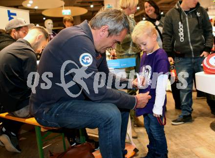 Fussball 2. Liga. Autogrammstunde SK Austria Klagenfurt. Trainer Robert Micheu. Intersport Klagenfurt, am 15.11.2019.
Foto: Kuess
---
pressefotos, pressefotografie, kuess, qs, qspictures, sport, bild, bilder, bilddatenbank