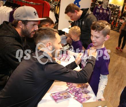 Fussball 2. Liga. Autogrammstunde SK Austria Klagenfurt. Okan Aydin, Sandro Zakany. Intersport Klagenfurt, am 15.11.2019.
Foto: Kuess
---
pressefotos, pressefotografie, kuess, qs, qspictures, sport, bild, bilder, bilddatenbank
