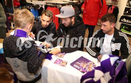 Fussball 2. Liga. Autogrammstunde SK Austria Klagenfurt. Okan Aydin, Sandro Zakany, Philipp Huetter. Intersport Klagenfurt, am 15.11.2019.
Foto: Kuess
---
pressefotos, pressefotografie, kuess, qs, qspictures, sport, bild, bilder, bilddatenbank