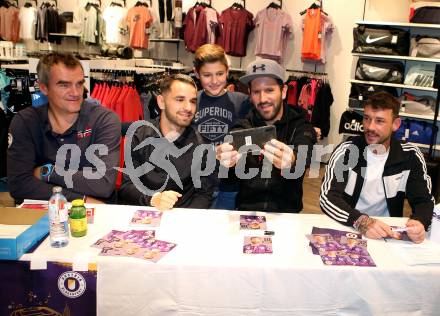 Fussball 2. Liga. Autogrammstunde SK Austria Klagenfurt. Trainer Robert Micheu, Okan Aydin, Sandro Zakany, Philipp Huetter. Intersport Klagenfurt, am 15.11.2019.
Foto: Kuess
---
pressefotos, pressefotografie, kuess, qs, qspictures, sport, bild, bilder, bilddatenbank