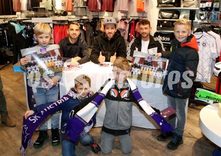 Fussball 2. Liga. Autogrammstunde SK Austria Klagenfurt. Okan Aydin, Sandro Zakany, Philipp Huetter. Intersport Klagenfurt, am 15.11.2019.
Foto: Kuess
---
pressefotos, pressefotografie, kuess, qs, qspictures, sport, bild, bilder, bilddatenbank