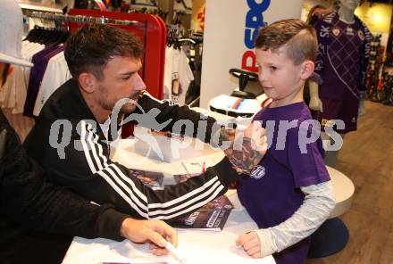 Fussball 2. Liga. Autogrammstunde SK Austria Klagenfurt.  Philipp Huetter. Intersport Klagenfurt, am 15.11.2019.
Foto: Kuess
---
pressefotos, pressefotografie, kuess, qs, qspictures, sport, bild, bilder, bilddatenbank