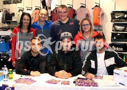 Fussball 2. Liga. Autogrammstunde SK Austria Klagenfurt. Okan Aydin, Sandro Zakany, Philipp Huetter, Trainer Robert Micheu. Intersport Klagenfurt, am 15.11.2019.
Foto: Kuess
---
pressefotos, pressefotografie, kuess, qs, qspictures, sport, bild, bilder, bilddatenbank