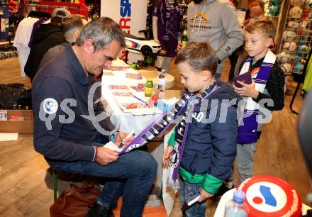Fussball 2. Liga. Autogrammstunde SK Austria Klagenfurt.  Trainer Robert Micheu. Intersport Klagenfurt, am 15.11.2019.
Foto: Kuess
---
pressefotos, pressefotografie, kuess, qs, qspictures, sport, bild, bilder, bilddatenbank