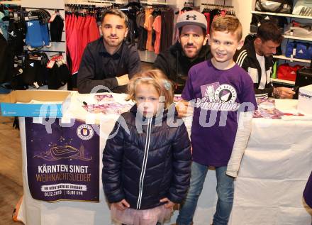 Fussball 2. Liga. Autogrammstunde SK Austria Klagenfurt. Okan Aydin, Sandro Zakany, Philipp Huetter. Intersport Klagenfurt, am 15.11.2019.
Foto: Kuess
---
pressefotos, pressefotografie, kuess, qs, qspictures, sport, bild, bilder, bilddatenbank