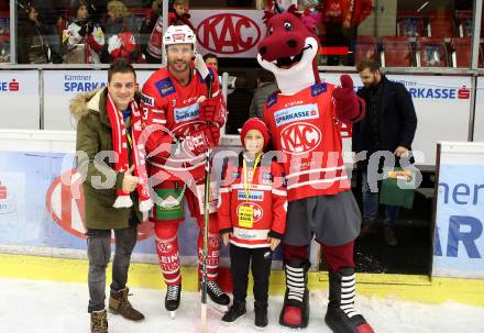 EBEL. Eishockey Bundesliga. KAC gegen HC TWK Innsbruck. Antenne Fanbank. David Joseph Fischer (KAC). Klagenfurt, am 17.11.2019.
Foto: Kuess
www.qspictures.net

---
pressefotos, pressefotografie, kuess, qs, qspictures, sport, bild, bilder, bilddatenbank