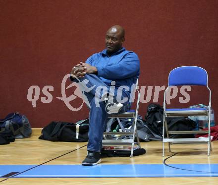 Basketball Zweite Liga 2019/2020. Grunddurchgang 11. Runde. Woerthersee Piraten gegen Mattersburg Rocks. Trainer James Williams (Mattersburg). Klagenfurt, am 23.11.2019.
Foto: Kuess
www.qspictures.net

---
pressefotos, pressefotografie, kuess, qs, qspictures, sport, bild, bilder, bilddatenbank