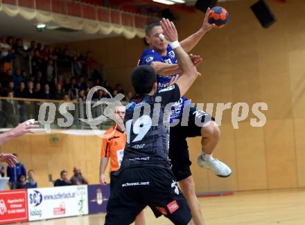 HLA. Handball Bundesliga. SC Kelag Ferlach gegen Sparkasse Schwaz Handball Tirol. Rok Golcar (Ferlach),  Petar Medic (Schwaz). Ferlach, am 23.11.2019.
Foto: Kuess
www.qspictures.net

---
pressefotos, pressefotografie, kuess, qs, qspictures, sport, bild, bilder, bilddatenbank